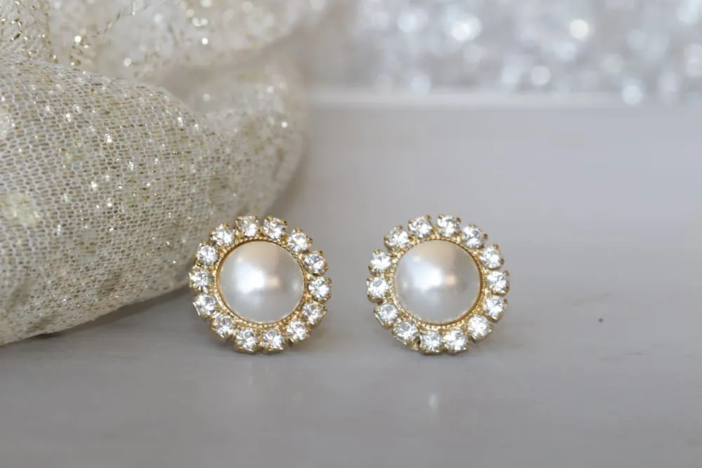 PEARL WHITE STUDS