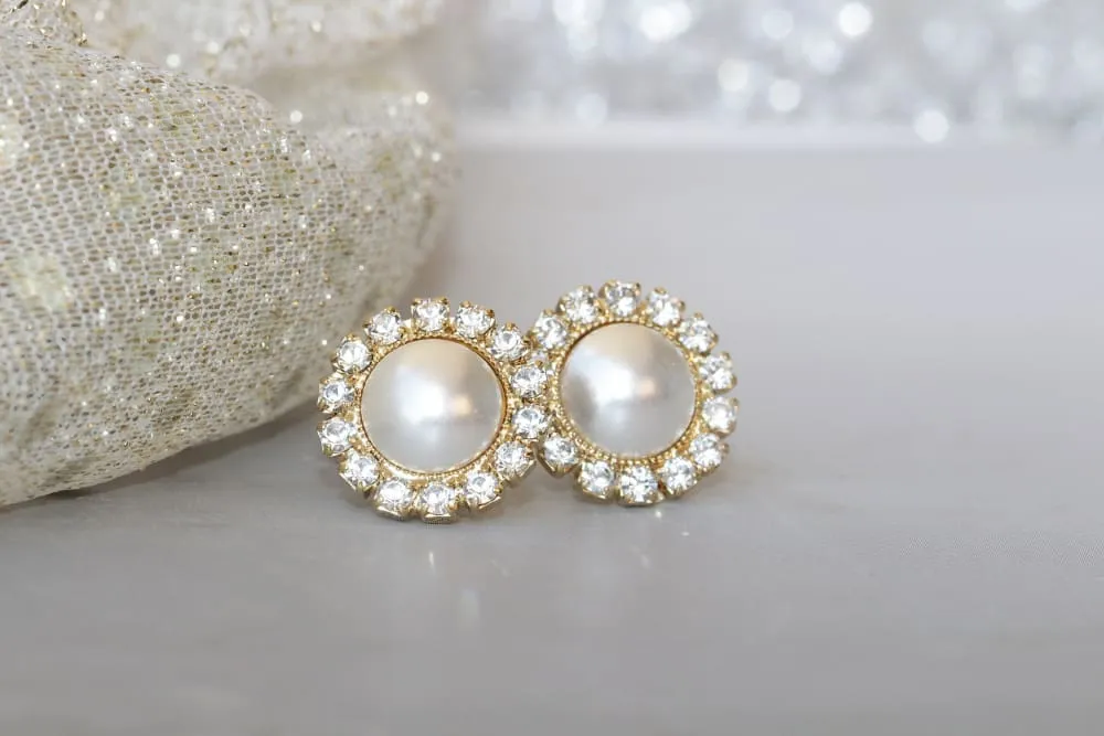 PEARL WHITE STUDS