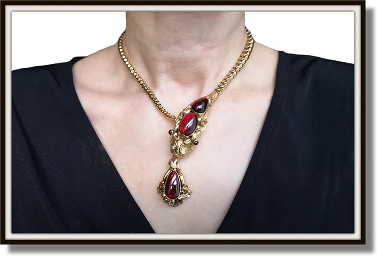 Victorian Snake / Serpent Necklace in 18k Gold set with Garnets